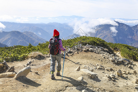 日本南阿尔卑斯在日本阿尔卑斯山徒步旅行的女人背景