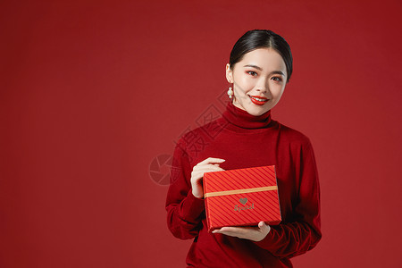 购物节宣传年轻美女手拿礼物盒展示背景