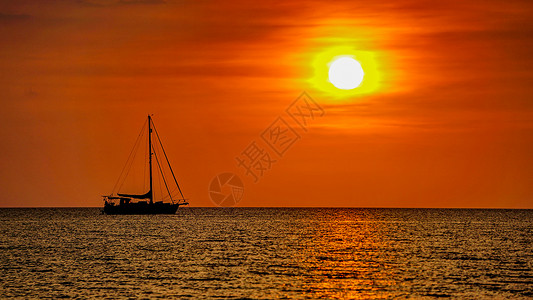 日落黄昏时海面上的帆船自然风光高清图片素材