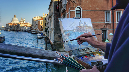老画家街头画家威尼斯大运河夕阳背景