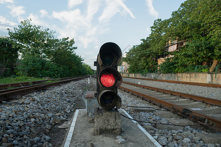 家乡的铁轨铁道信号灯红灯背景