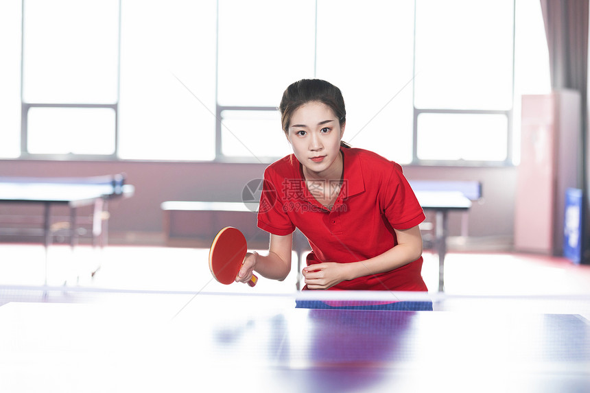 打乒乓球的青年女性图片