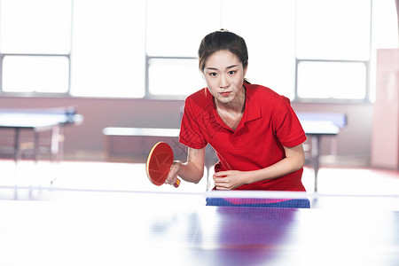打乒乓球的青年女性背景图片