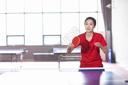 打乒乓球的青年女性背景图片