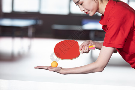 发球的女性乒乓球运动员背景图片