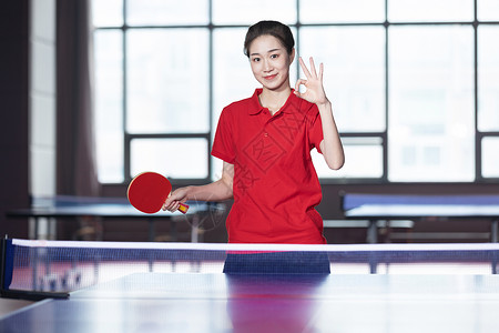OK手势的女性乒乓球运动员图片