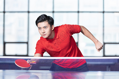 打乒乓球的青年男性背景图片