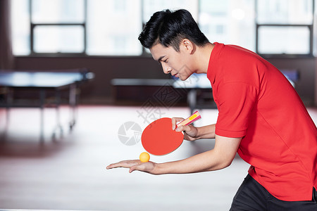 打乒乓球的青年男性背景图片