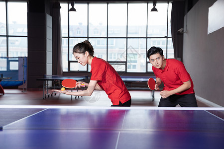 双人乒乓打乒乓球的青年男女背景