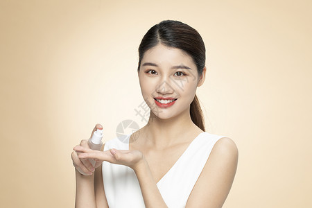 青年女性护肤产品乳液展示图片