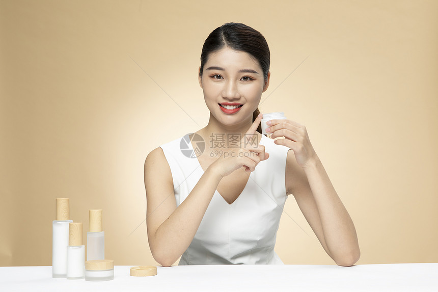 青年女性护肤面霜产品展示图片