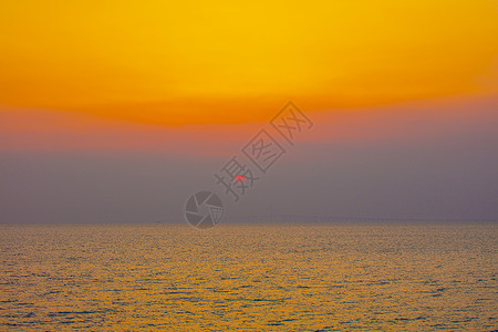 日落时平静的海面图片