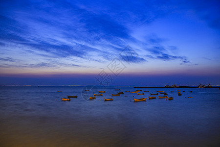 云海中的小船与少年插画蓝色的大海与黄色的渔船背景