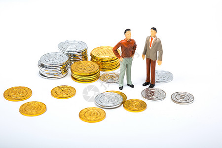 金币银币在钱币堆里交谈的商务小人偶背景