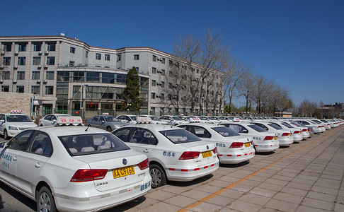 学车素材驾校整齐停放的教练车背景