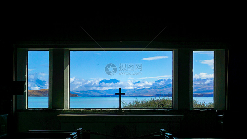 好牧羊人教堂十字架窗外风景图片