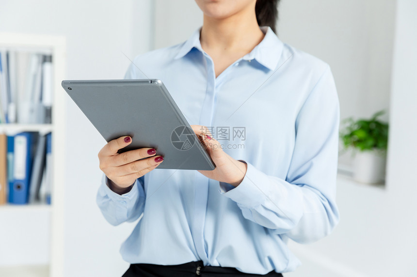 青年商务女性平板电脑工作特写图片