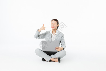 女性员工点赞青年商务女性拿着笔记本电脑点赞背景