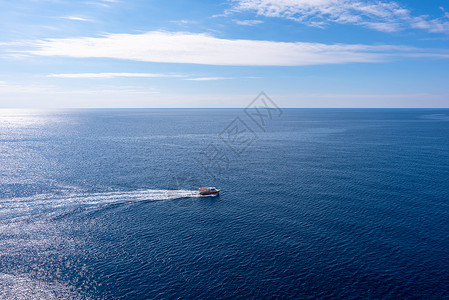 蛟龙出海海中的游艇背景