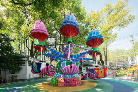 游乐场儿童的游玩设施背景图片