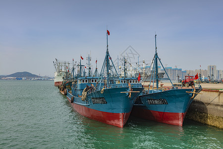 船在海港停在码头的远洋渔船背景