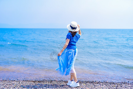 云南玉溪抚仙湖风景美女背影高清图片