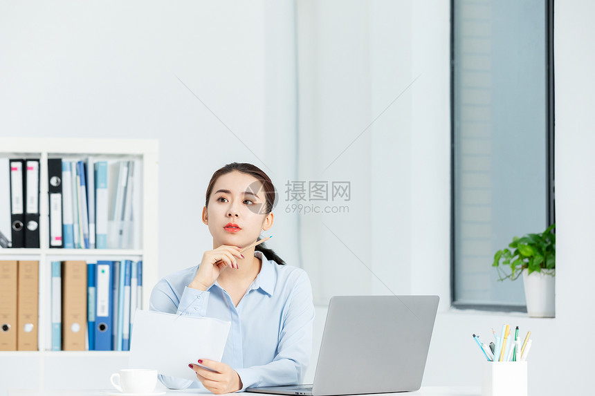 青年商务女性办公室工作图片