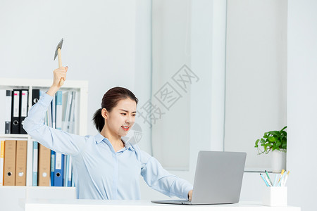 商务女性生气青年商务女性办公室工作生气砸电脑背景