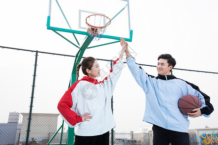 男人女人打球情侣户外打篮球击掌背景