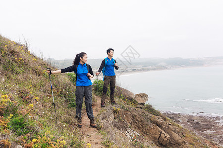 野外海边徒步的男女青年图片