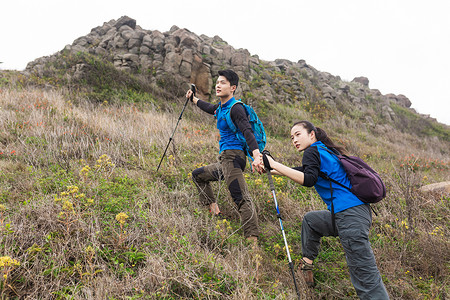 拉手男女野外登山中的男女背景