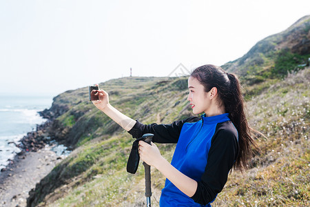 海边山坡上徒步旅游直播人像图片