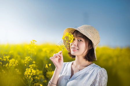 梦幻女模特唯美油菜花春游白裙微笑美女背景