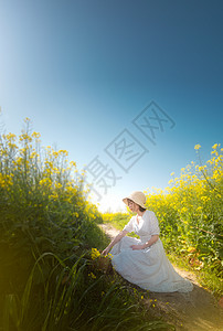 唯美油菜花踏青美女图片