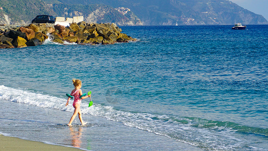 海边亲子游新西兰海边沙滩玩耍儿童小孩背景