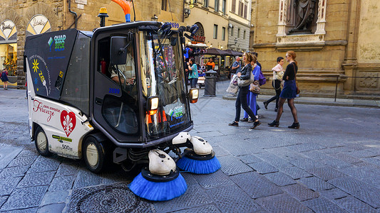 清扫保洁欧洲街头驾驶式环卫道路扫地车背景