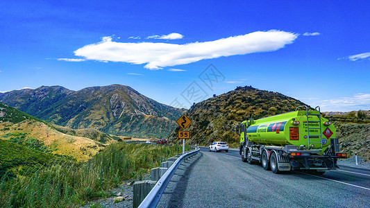 长型油罐车山路上的油罐车交通运输背景