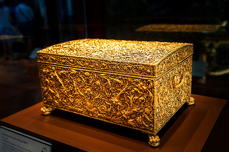 法国巴黎卢浮宫展品纯金箱子图片