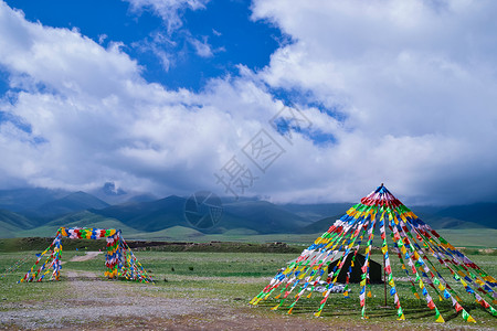 夏日青海湖边五彩经幡草原秀丽景色背景