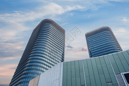 简洁大气的闹钟特写图片上海浦东现代建筑背景