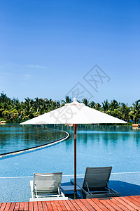 三亚海棠湾艾迪逊酒店泳池躺椅高清图片