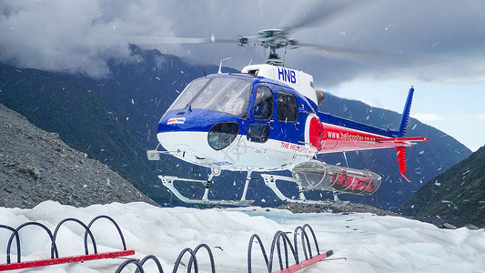 空中游览新西兰福克斯冰川直升机降落背景