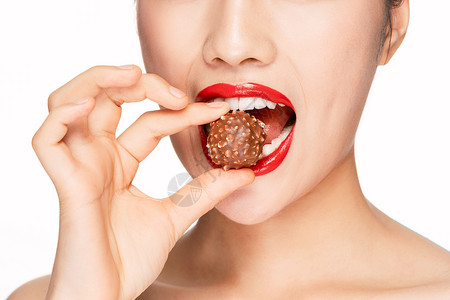 女性吃巧克力特写背景图片