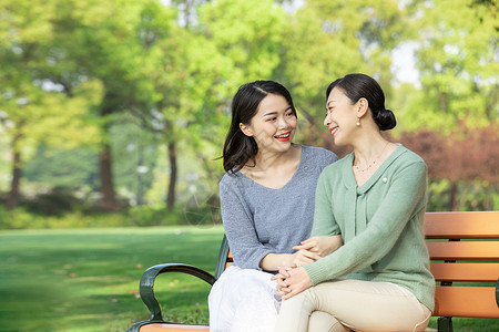 感恩妇女节母女公园长椅休息聊天背景