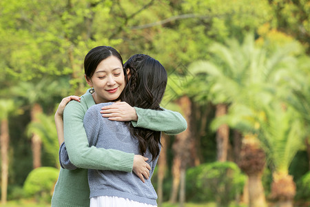 拥抱母女母女郊游公园拥抱背景