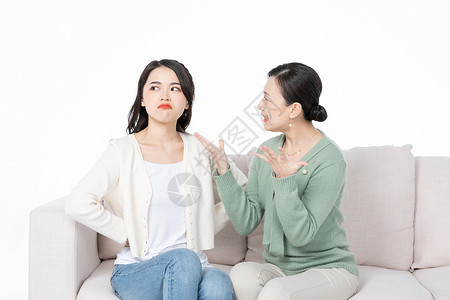 母女沙发上吵架背景图片