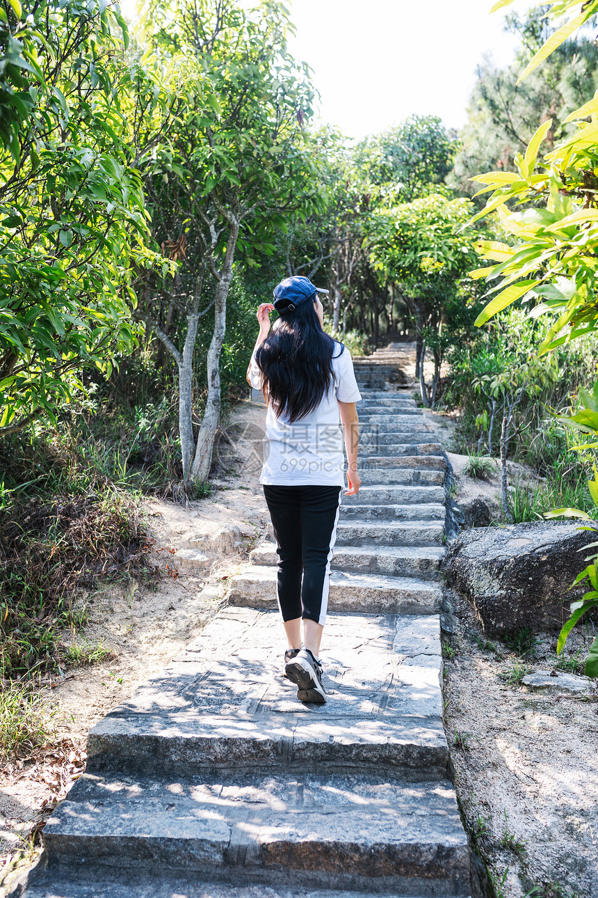 石梯登山美女人像图片