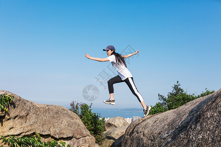 跨越悬崖户外跳跃运动的女性背景