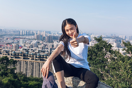 石头上美女户外坐石头上点赞美女人像背景