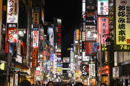 日本新宿繁华的东京新宿街道夜景背景